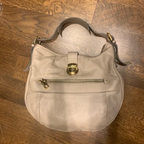 💯Authentic Marc Jacobs Hobo Bag in Beige - Picture 3 of 8